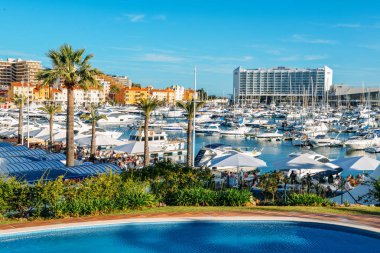 Vilamoura, Portekiz - 3 Haziran 2018: Algarve yanında şık resort kasaba Vilamoura Portekiz Güney bölgesinde marinada aileleri dolu gezi. Lüks Tivoli Hotel görünür