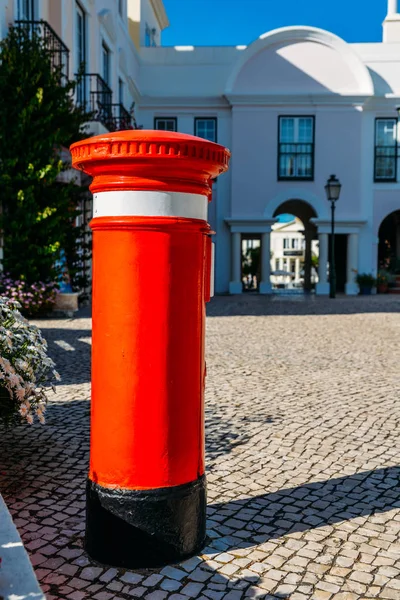 Picaporte de letras rojas del Reino Unido en el Old Village, un entorno tranquilo en el Algarve, rodeado por el campo de golf Pinhal y cerca de playas prístinas —  Fotos de Stock