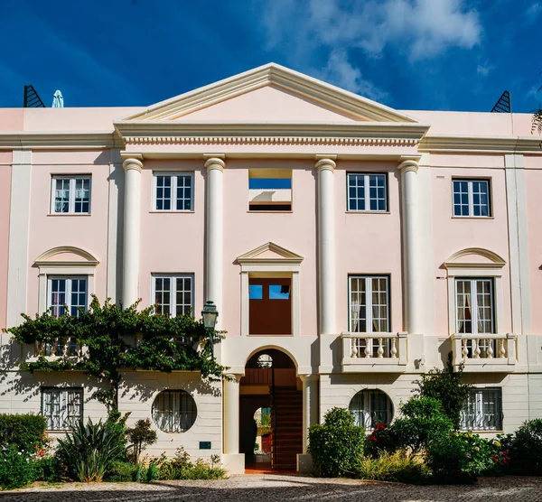 The Old Village en Algarve, Portugal es una colección de 280 propiedades construidas en la arquitectura portuguesa e inglesa del siglo XVIII en el centro del campo de golf Pinhal en Vilamoura, Algarve —  Fotos de Stock