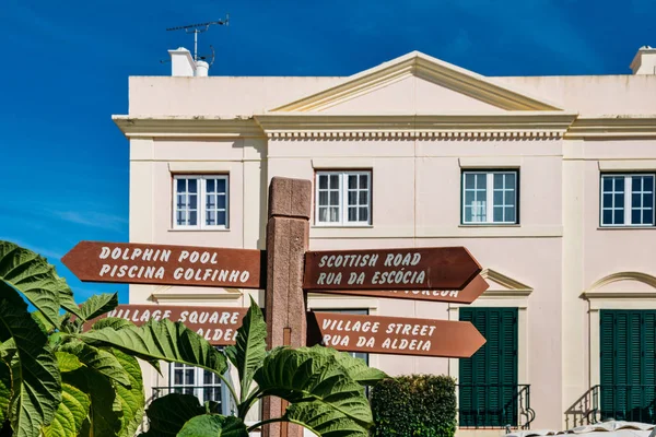 Het oude dorp in Algarve, Portugal is een collectie van 280 eigenschappen gebouwd in de 18e eeuw Portugees en Engels architectuur ligt in het centrum van de Pinhal Golf Course in Vilamoura, Algarve — Stockfoto