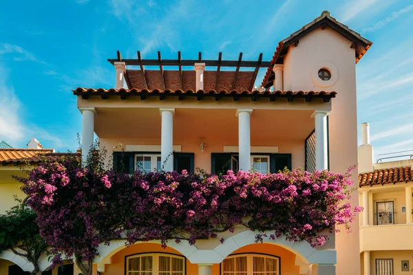 The Old Village en Algarve, Portugal es una colección de 280 propiedades construidas en la arquitectura portuguesa e inglesa del siglo XVIII en el centro del campo de golf Pinhal en Vilamoura, Algarve — Foto de Stock