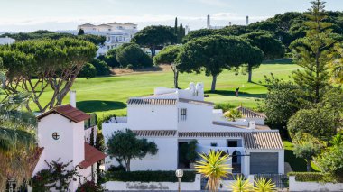 Algarve, Portekiz eski köyde 280 özellikleri Pinhal Golf Sahası Vilamoura, Algarve'deki/daki oteller merkezinde yer alan 18. yüzyıl Portekizce ve İngilizce mimarisinde inşa oluşur