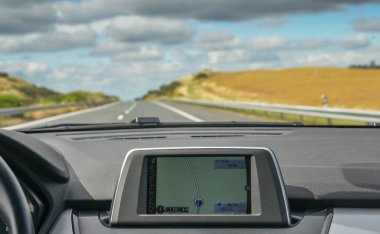Seçici odak Gps navigator kontrol panelinde Algarve, Portekiz manzara otoyol aşağı gidiş bir araba inşa