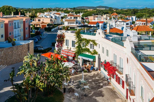 The Old Village in Algarve, Portogallo è una collezione di 280 proprietà costruite nell'architettura portoghese e inglese del XVIII secolo immersa nel centro del campo da golf Pinhal a Vilamoura, Algarve — Foto Stock