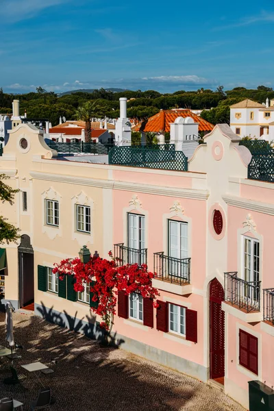 Het oude dorp in Algarve, Portugal is een collectie van 280 eigenschappen gebouwd in de 18e eeuw Portugees en Engels architectuur ligt in het centrum van de Pinhal Golf Course in Vilamoura, Algarve — Stockfoto