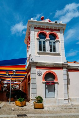 Aile balık, kumaşlar ve hediyeler dahil yerel yetiştirilen veya kaynaklı üretmek satış tezgahları oluşan geleneksel bir pazarın Mağribi mimari cephe