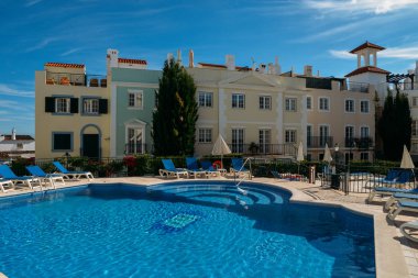 Havuz kenarında eski Köyü, Algarve, huzurlu bir ortamda çevrili tarafından Pinhal Golf Sahası ve bozulmamış plajlar yakın
