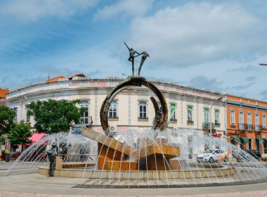 Portekiz Algarve bölgesinin Loule şehrin girişinde dolambaçlı Su Çeşmesi