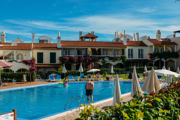 Junto a la piscina en el Old Village, un entorno tranquilo en el Algarve, rodeado por el campo de golf Pinhal y cerca de playas vírgenes — Foto de Stock