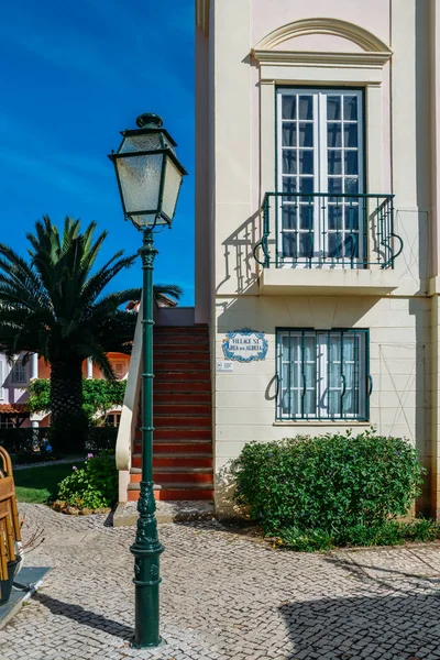 The Old Village en Algarve, Portugal es una colección de 280 propiedades construidas en la arquitectura portuguesa e inglesa del siglo XVIII en el centro del campo de golf Pinhal en Vilamoura, Algarve — Foto de Stock