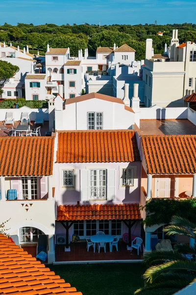 The Old Village en Algarve, Portugal es una colección de 280 propiedades construidas en la arquitectura portuguesa e inglesa del siglo XVIII en el centro del campo de golf Pinhal en Vilamoura, Algarve — Foto de Stock