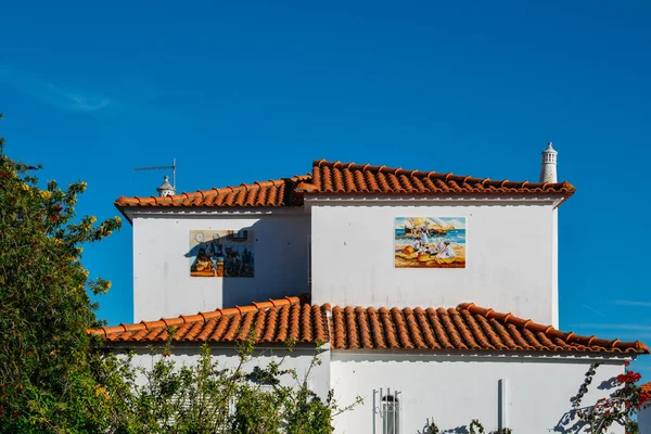 Disegni di piastrelle su un lato di un edificio raffigurante la cultura portoghese, tra cui la vita vicino al mare — Foto Stock