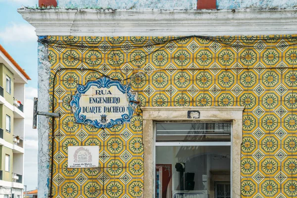 Portugese tegels op de zijkant van het gebouw in Loule, Algarve, Portugal — Stockfoto