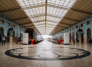 Mozaik katta Lisbons Santa Apolonia tren istasyonunda ve buradan bütün Portekizce şehirlerarası tren ağının erişilemez