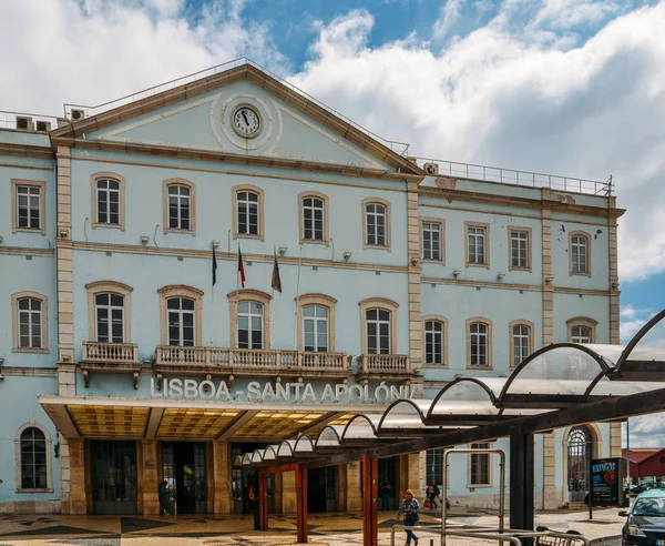 Fuera de la tradicional fachada arquitectónica de la estación de tren de Lisbons Santa Apolonia y desde aquí se puede acceder a toda la red ferroviaria interurbana portuguesa — Foto de Stock
