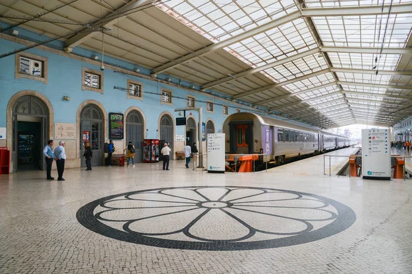 여기 포르투갈어 간 도시 기차 네트워크의 전체에서에서 Lisbons 산타 아폴로 역에서 바닥에 모자이크는 — 스톡 사진
