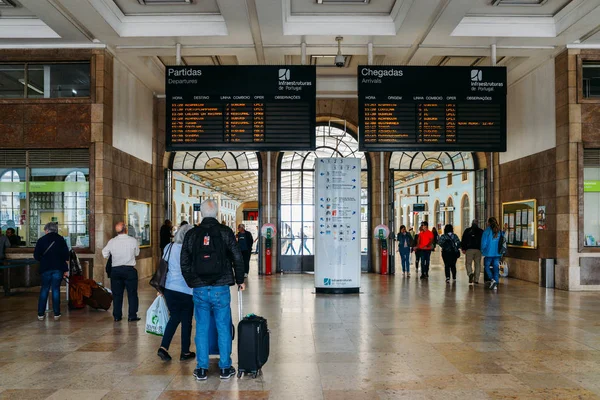 승객 봐 Lisbons 산타 아폴로 역 포르투갈 간 도시 기차 네트워크 연결 내부 디지털 시간표 디스플레이 액세스할 수 — 스톡 사진