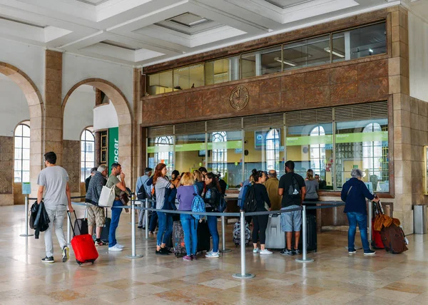 La file d'attente des passagers pour acheter des billets à la gare Lisbons Santa Apolonia reliant les Portugais au réseau ferroviaire interurbain est accessible — Photo