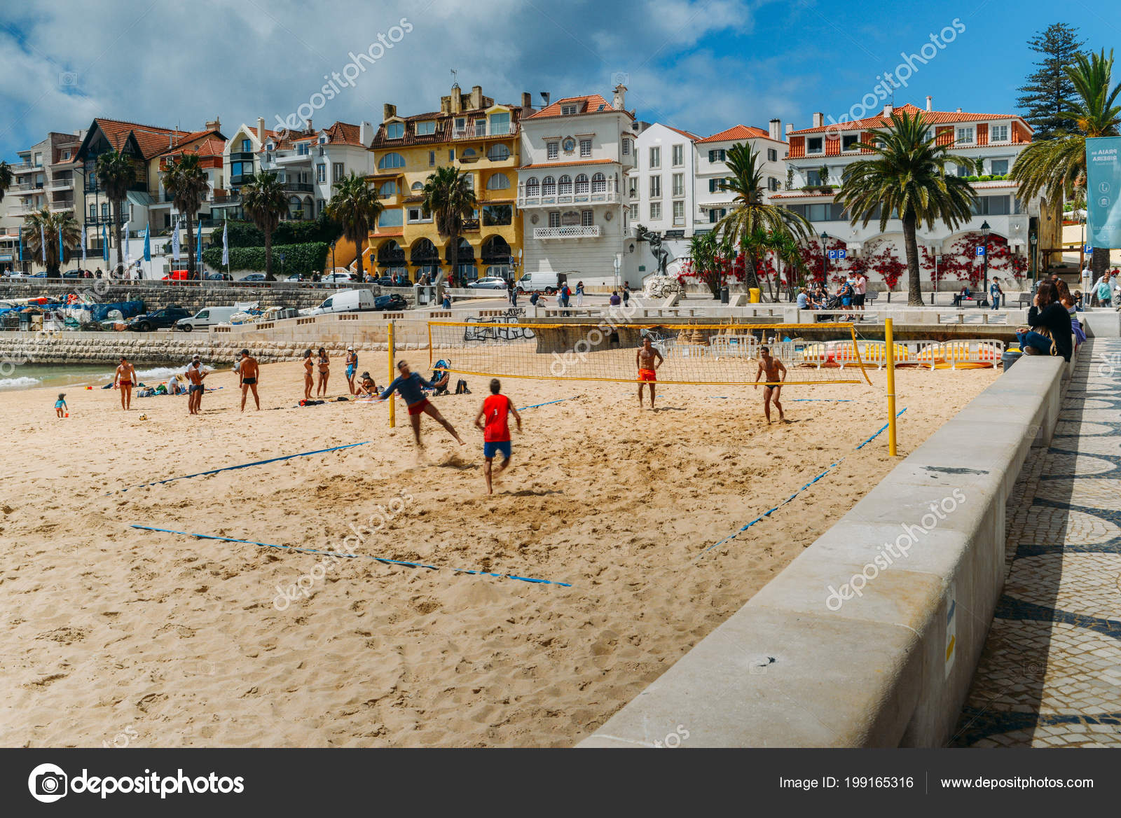 Hommes Jouent Varient De Beach Volley Et Football De Plage