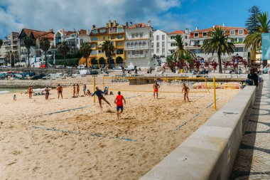 Erkekler plaj voleybolu ve plaj futbolu Cascais, Portekiz bir plajda Futevolei olarak bilinen arasında varyasyon oynar. Bu spor Ipanema, Rio de Janeiro icat edilmiştir