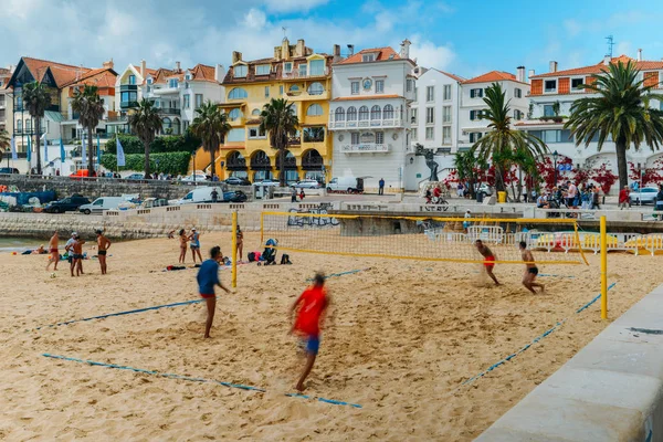 Mężczyzn grać odchylenia między siatkówkę plażową i plażową piłkę nożną, znany jako Futevolei na plaży w mieście Cascais, Portugalia. Ten sport został wynaleziony w Ipanema, Rio de Janeiro — Zdjęcie stockowe