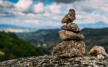 Bir vadi kuzeydoğu Portekiz, Europe bakan rock cairn iz işareti