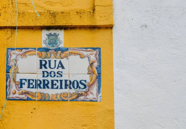 Nézd, egy utcanévtábla, hagyományos portugál azulejo-csempék — Stock Fotó