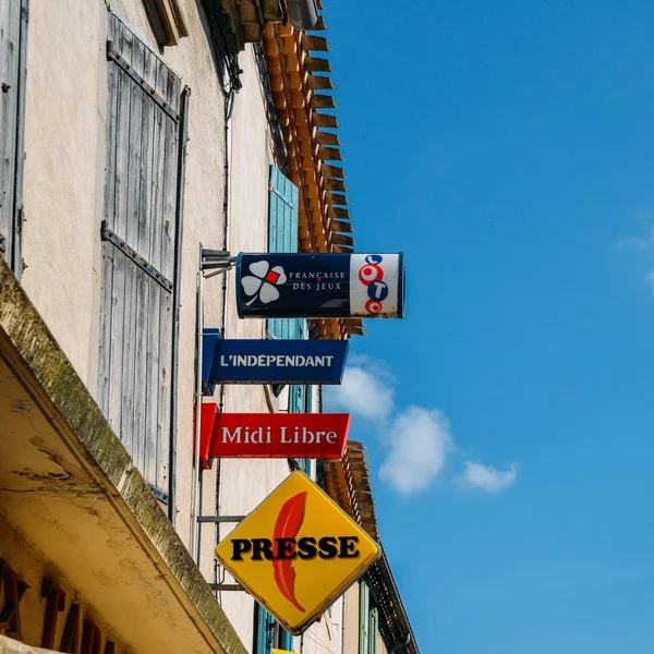 Farklı reklam işaretler şirketler bir bina cephesinde basın.