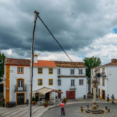 Kireçtaşı rahat sarı ve beyaz ev Constancia Portekiz'de Santarem bölgesinin oluşan dar ana kare görünümü
