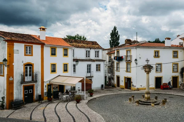 Kireçtaşı rahat sarı ve beyaz ev Constancia Portekiz'de Santarem bölgesinin oluşan dar ana kare görünümü