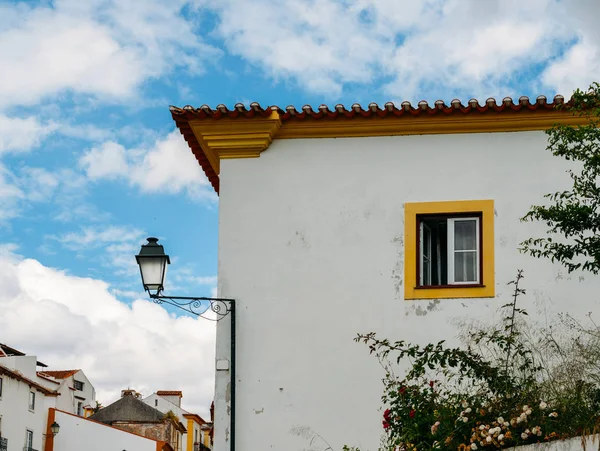 Wapień przytulny żółty i biały dom w Constância w dystrykt Santarem w Portugalii — Zdjęcie stockowe