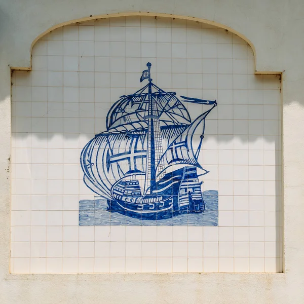 Ansicht einer schön dekorierten Azulejo-Fliese, die ein portugiesisches Karavellschiff darstellt — Stockfoto