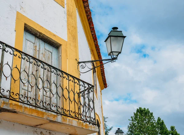 Lámpara rústica y balcón en Portugal —  Fotos de Stock