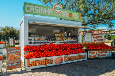Algarve, Portekiz, yol kenarına yerleştirilen bir stand satış nefis portakal. Portakal için ünlü bölgesidir
