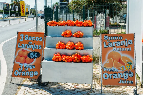 Algarve, Portekiz, yol kenarına yerleştirilen bir stand satış nefis portakal. Portakal için ünlü bölgesidir