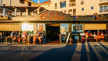İngiliz turist ve gurbetçilerin içki ile rahatlayın ve 19 delik bir pub Teras de konuşma hakkına sahiptir. Algarve popüler bir golf yer