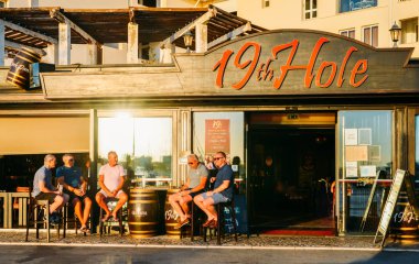 İngiliz turist ve gurbetçilerin içki ile rahatlayın ve 19 delik bir pub Teras de konuşma hakkına sahiptir. Algarve popüler bir golf yer