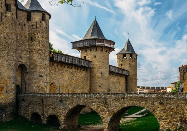 Carcassonne, uma cidade no topo de uma colina no sul da França, é um Patrimônio Mundial da UNESCO famoso por sua cidadela medieval construída nos séculos XIII e XIV. — Fotografia de Stock