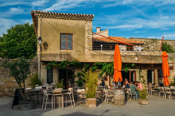Restoranın terasında Carcassonne, Güney Fransa'da bir tepenin şehir içinde bir Unesco Dünya mirası olduğunu