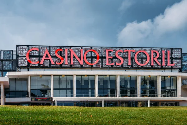 Fachada del Casino Estoril en la ciudad de Estoril, a las afueras de Lisboa. Uno de los casinos más grandes de Europa — Foto de Stock