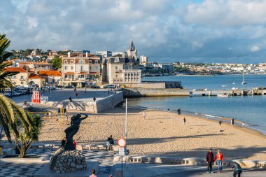 Praia da Ribeira, Cascais Seaside cityscape. Samimi plaj tren istasyonunun yakınında ve turistler arasında popüler