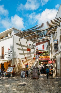 Cascais merkezi geleneksel Portekiz mimari ile meşgul turistik restoran ve bar alanı