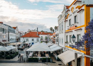 Cascais merkezi geleneksel Portekiz mimari ile meşgul turistik restoran ve bar alanı
