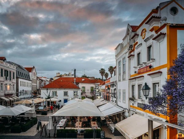 Cascais merkezi geleneksel Portekiz mimari ile meşgul turistik restoran ve bar alanı