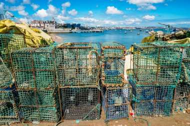 Istakoz ve kabuklu deniz ürünleri tencere yanında Praia da Ribeira Cascais, Portekiz