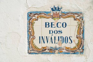 Cascais tarihi merkezinde bir geleneksel sokak tabelası. Beco dos Invalidos anlamına gelir, Engelli alleyway
