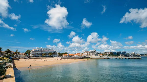 Praia da Ribeira, Cascais Seaside cityscape. Samimi plaj tren istasyonunun yakınında ve turistler arasında popüler — Stok fotoğraf