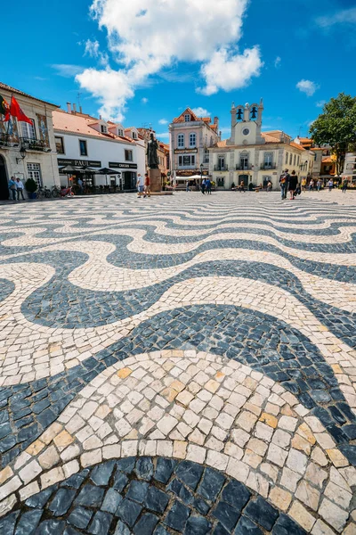 Amplio ángulo de primer plano de azulejos portugueses en la plaza 5 de Outubro en el centro histórico de Cascais — Foto de Stock
