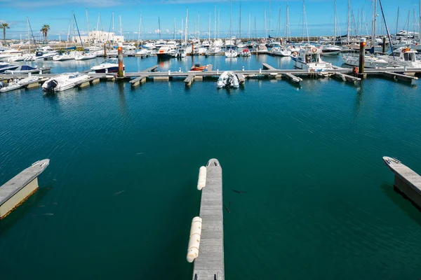 Yat ve motorlu tekneler Ultra geniş açı Cascais marinada demirledi. Marina Cascais Cidadela altında bulunur — Stok fotoğraf