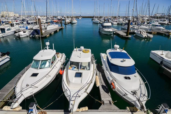 Ultra szeroki kąt jacht i silnik łodzi zacumował przy przystani w miejscowości Cascais. Marina znajduje się w obszarze Cascais Cidadela — Zdjęcie stockowe